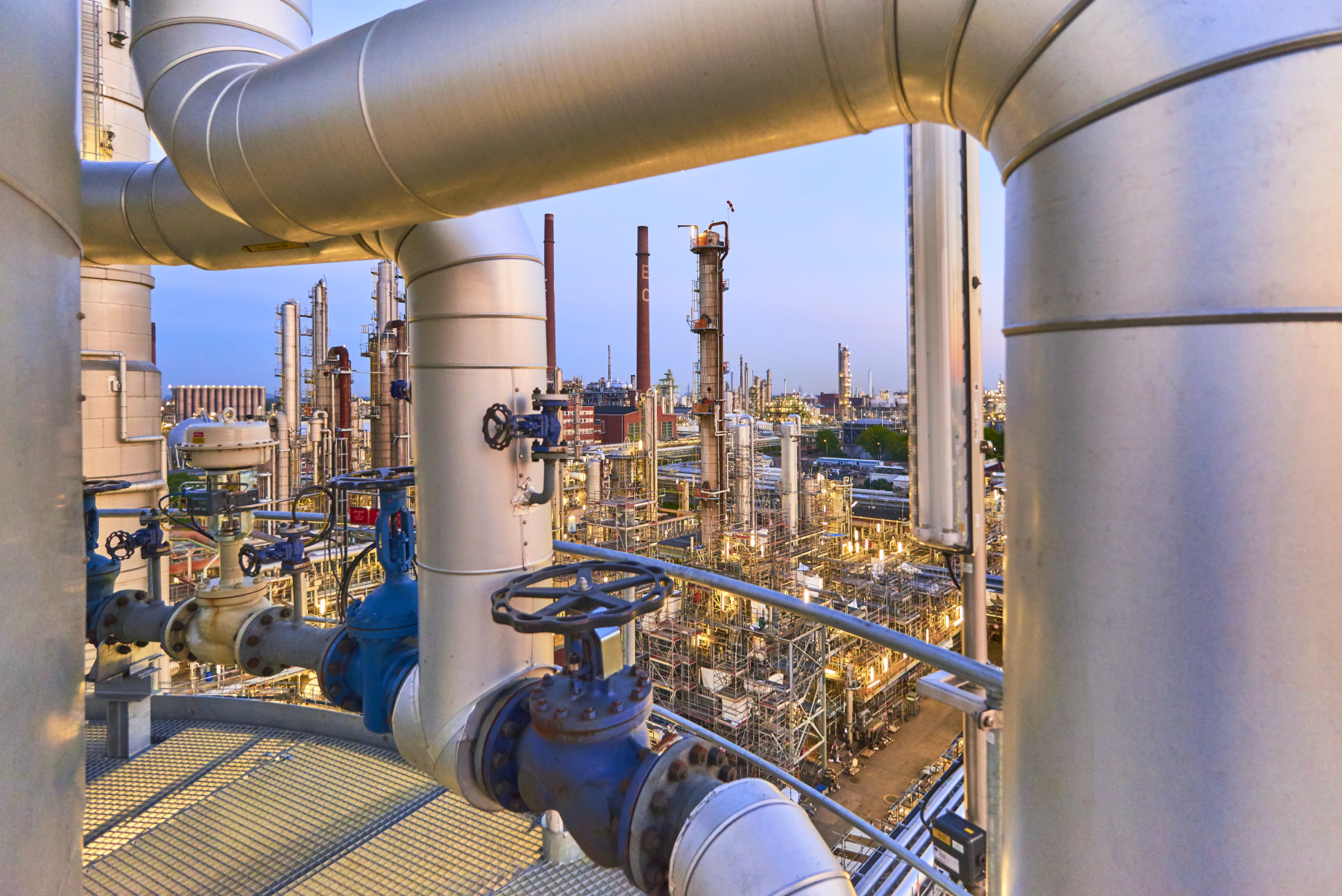 INEOS in Köln bei Nacht.png